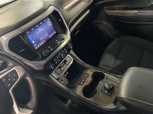 Used 2023 GMC Acadia SLE image 15