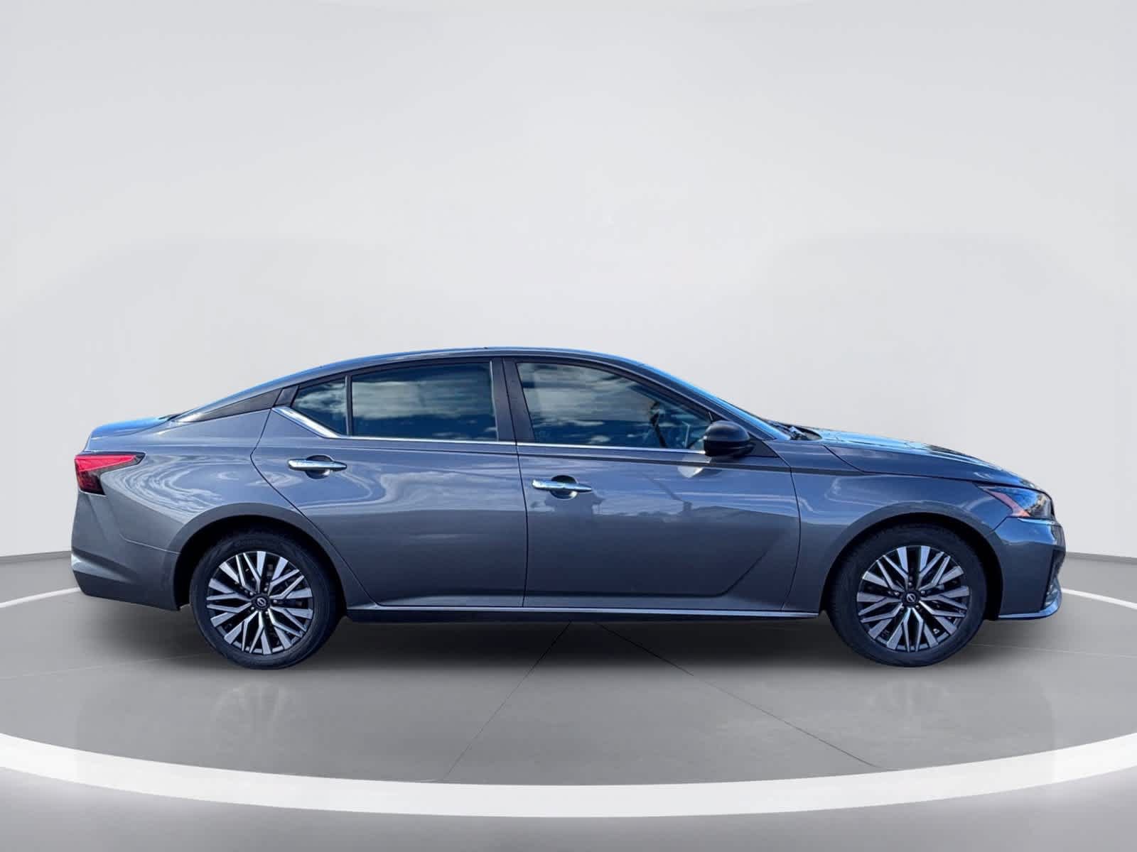 Used 2024 Nissan Altima 2.5 SV FWD image 10
