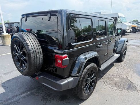 Used 2025 Jeep Wrangler Unlimited Sahara AWD/4WD image 3