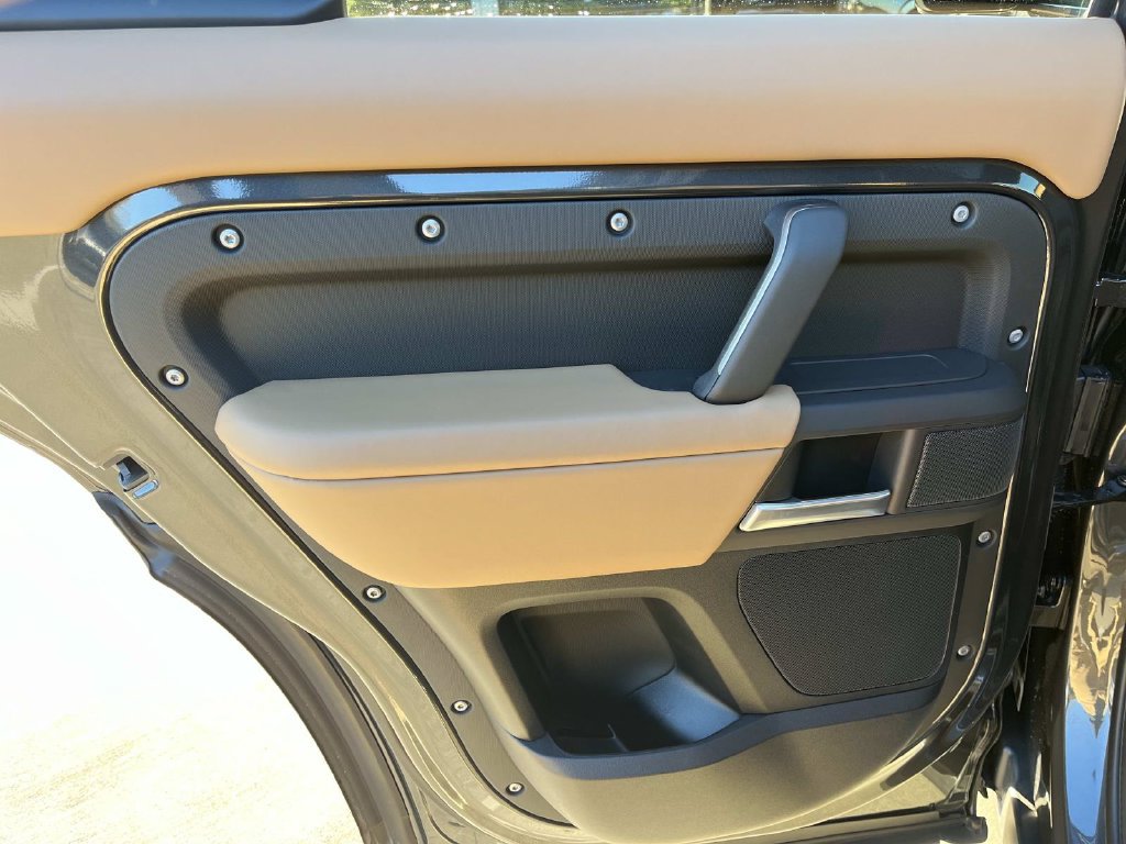 Certified 2025 Land Rover Defender 130 X-Dynamic SE AWD/4WD image 21