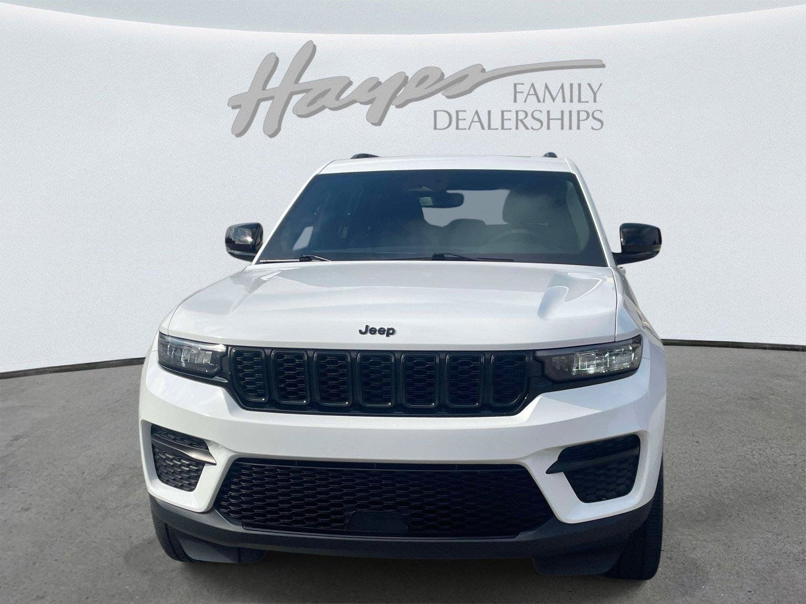 Used 2023 Jeep Grand Cherokee Altitude AWD/4WD image 8