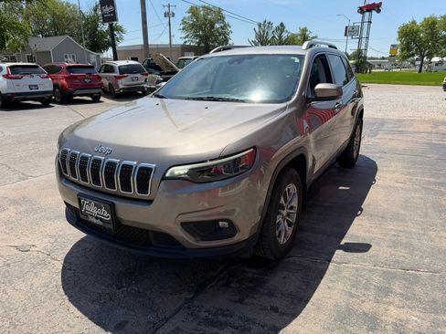 Used 2021 Jeep Cherokee Latitude Plus AWD/4WD image 4
