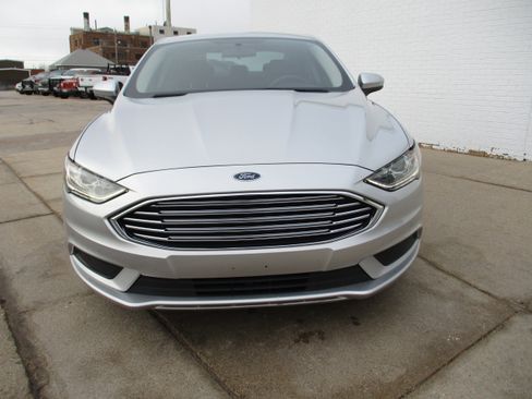 Used 2018 Ford Fusion SE w/ Fusion SE Technology Package image 2