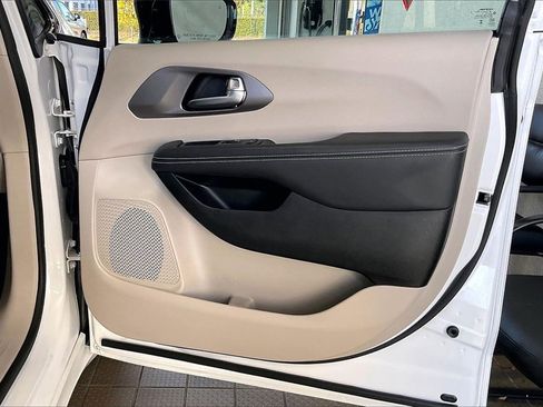 Used 2024 Chrysler Pacifica Select image 24