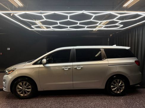 Used 2019 Kia Sedona LX FWD image 3
