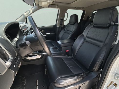 Used 2025 Nissan Frontier SL RWD image 14