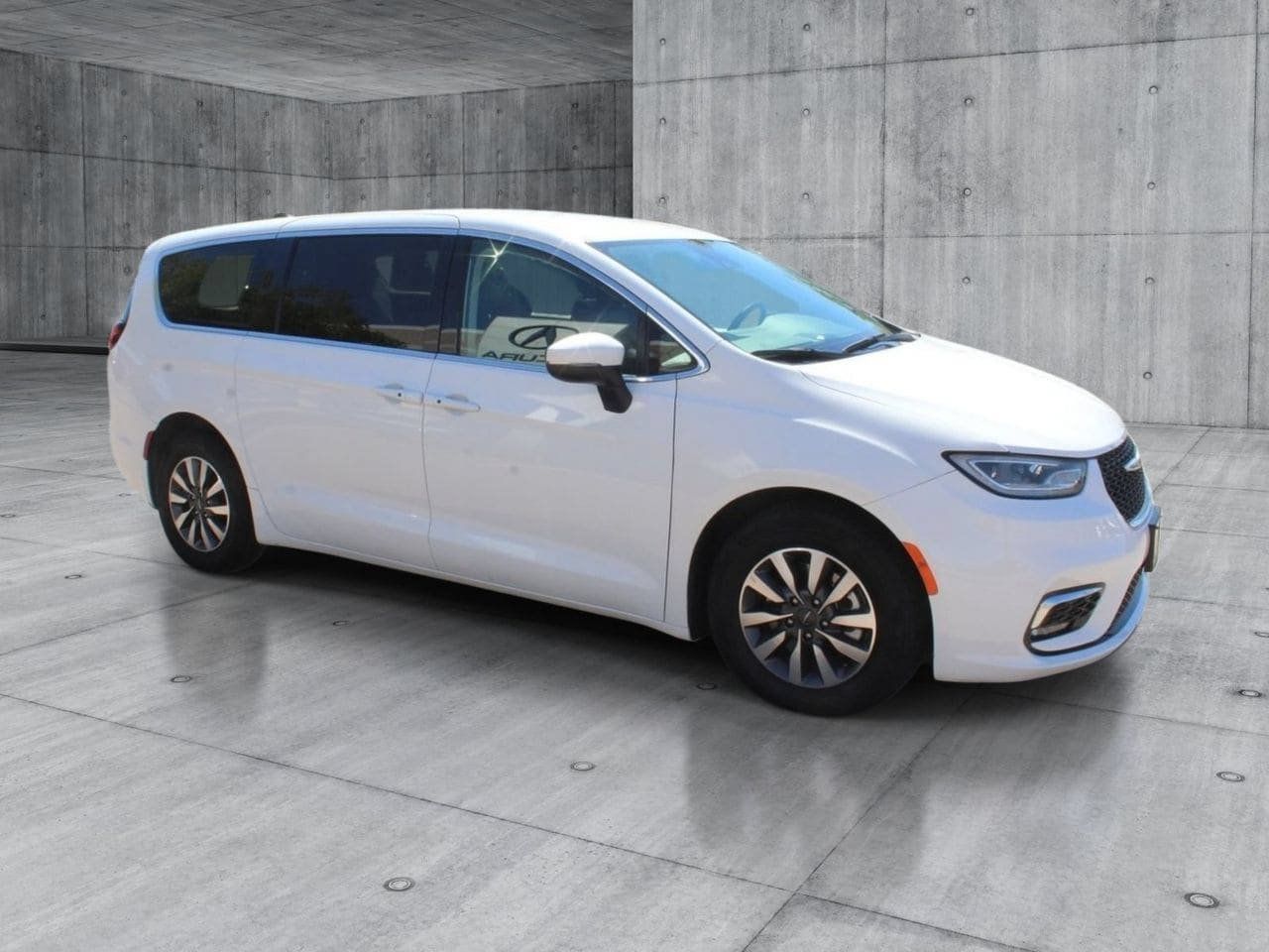 Used 2023 Chrysler Pacifica Touring-L FWD image 9