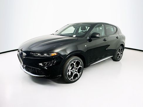 Used 2024 Alfa Romeo Tonale Ti w/ Premium Interior Package AWD/4WD image 3