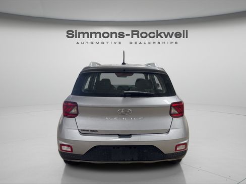 Used 2025 Hyundai Venue SEL FWD image 4