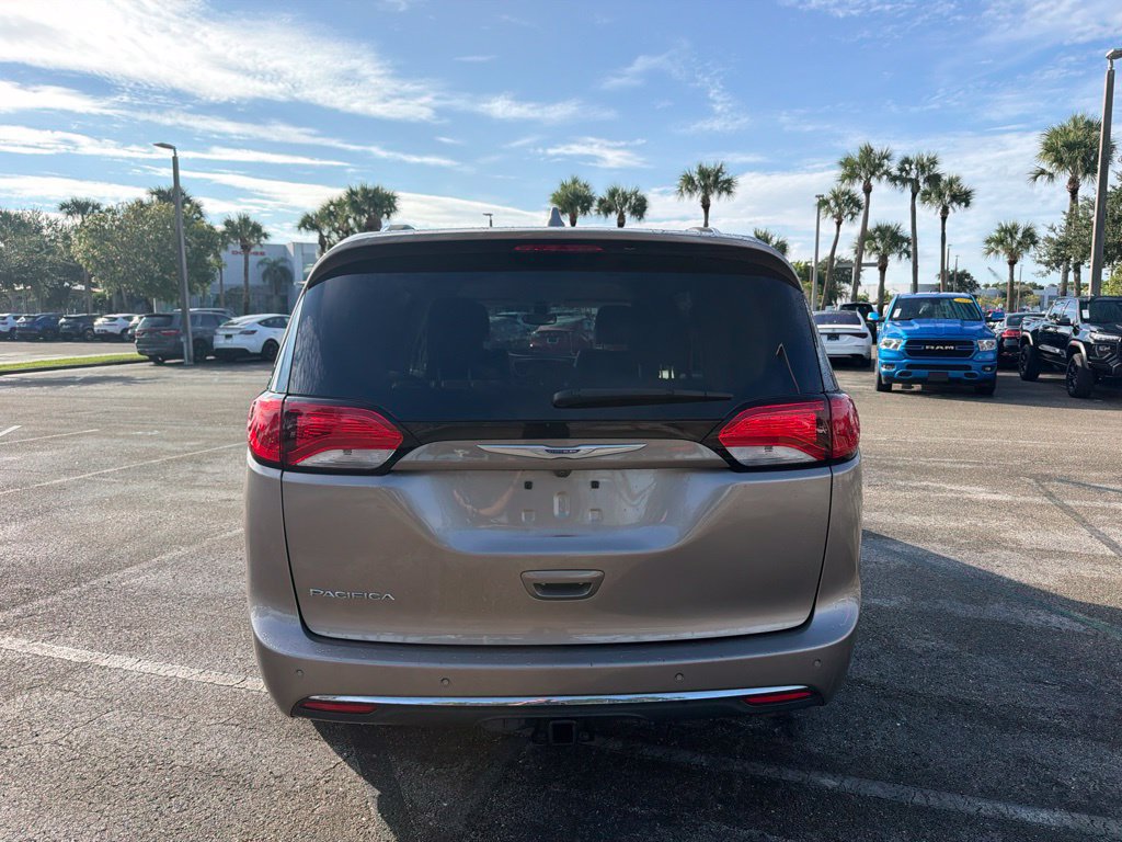 Used 2018 Chrysler Pacifica Touring-L Plus FWD image 6