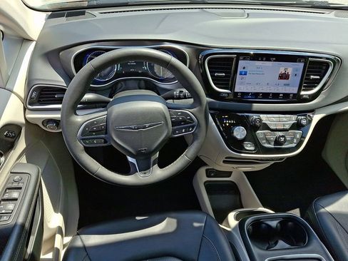 Used 2024 Chrysler Pacifica Touring-L FWD image 2