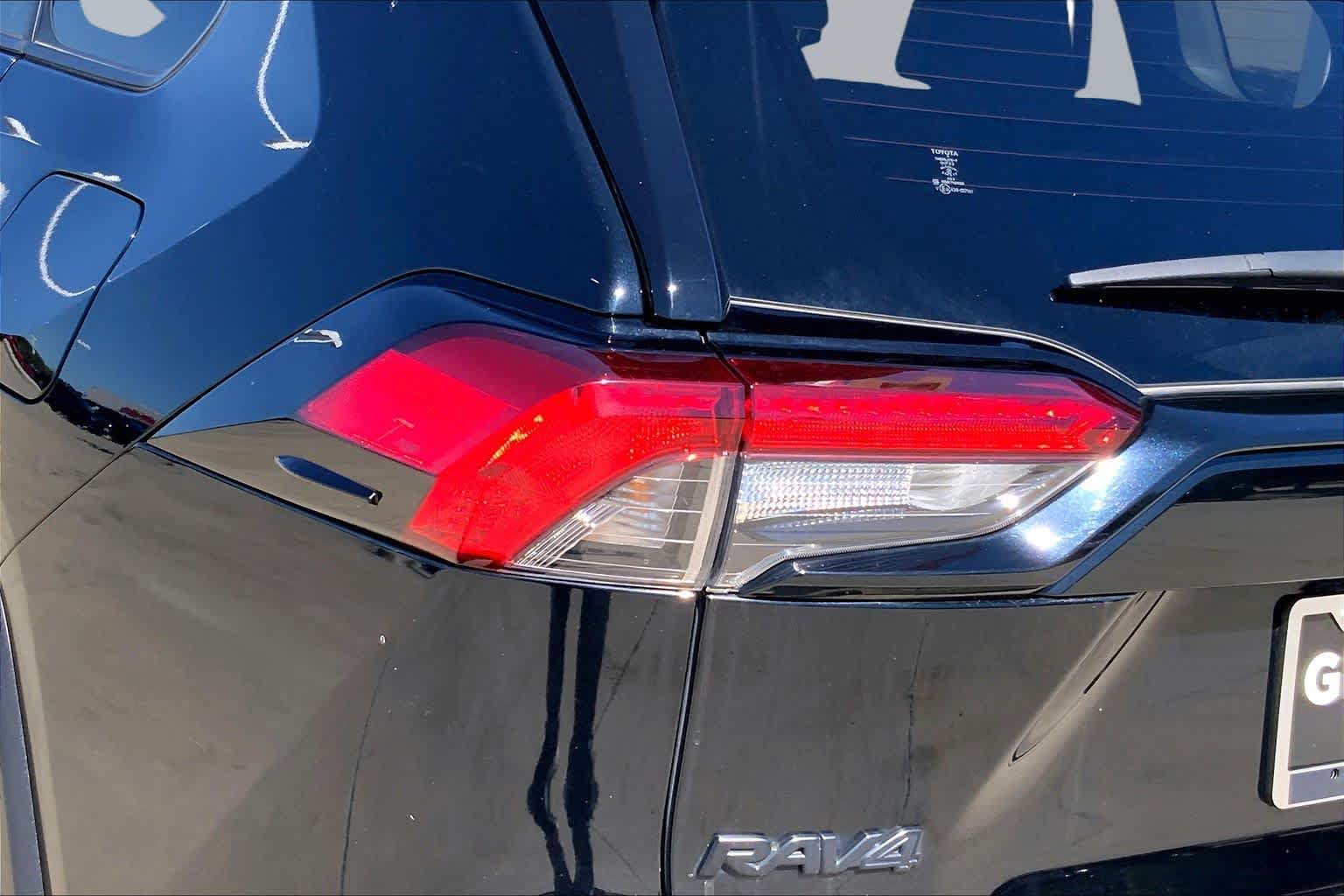 Used 2022 Toyota RAV4 XLE Premium AWD/4WD image 28