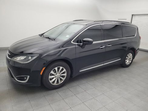 Used 2017 Chrysler Pacifica Touring-L FWD image 2