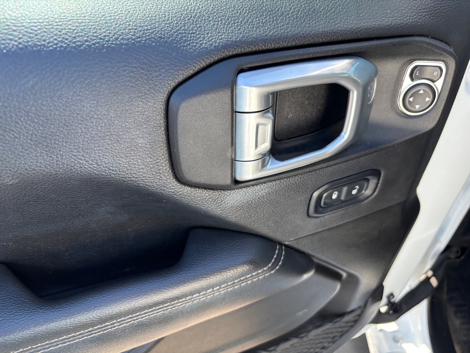 Used 2022 Jeep Wrangler Unlimited Sahara AWD/4WD image 12