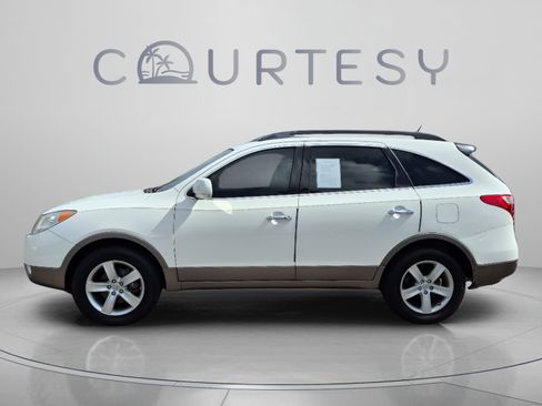 Used 2010 Hyundai Veracruz Limited w/ Navigation Pkg 3 FWD image 2