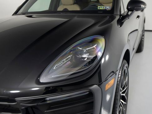 Certified 2025 Porsche Macan AWD/4WD image 36
