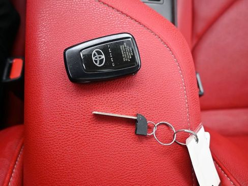 Used 2022 Toyota Camry XSE FWD image 13