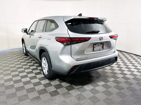Used 2023 Toyota Highlander L FWD image 5