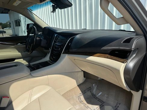 Used 2019 Cadillac Escalade Luxury AWD/4WD image 19