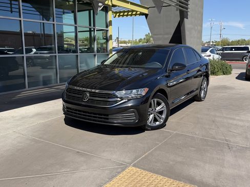 Used 2024 Volkswagen Jetta SE w/ Panoramic Sunroof Package image 2