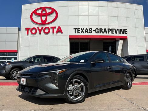 Used 2025 Kia K4 LXS image 2