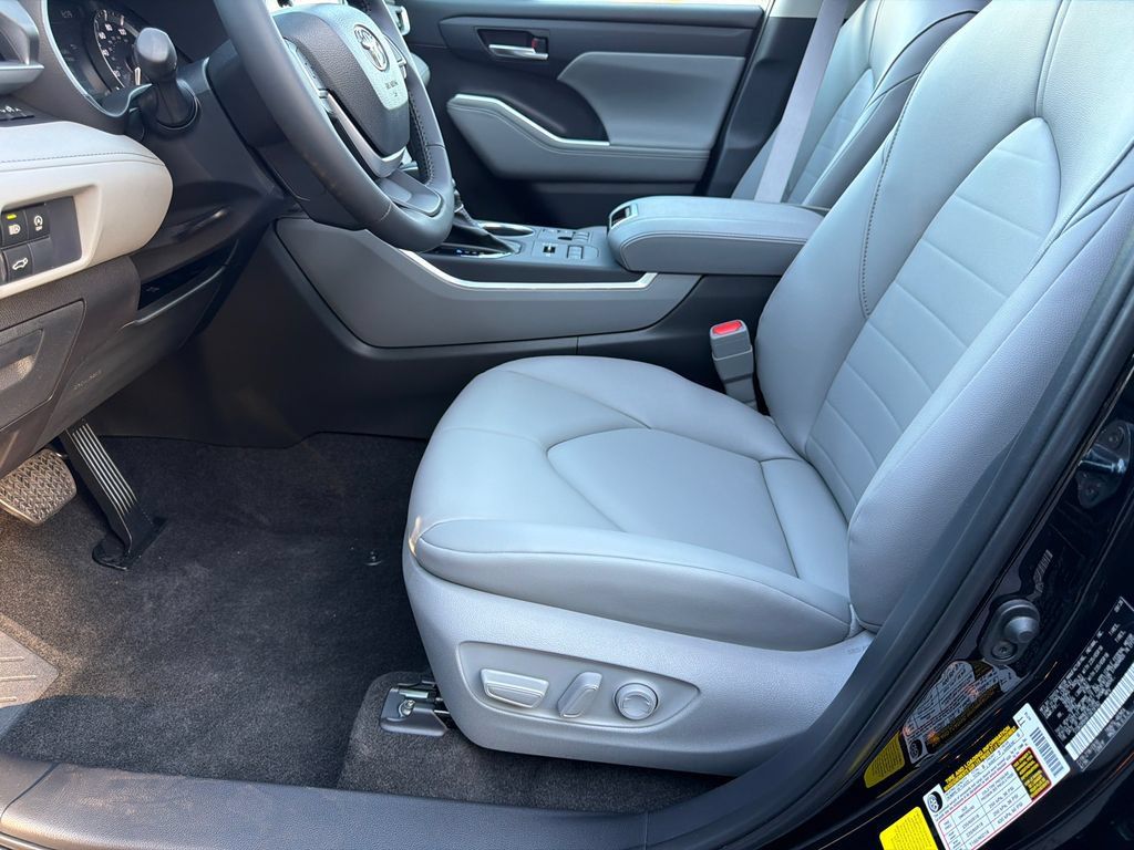 New 2026 Toyota Highlander XLE AWD/4WD image 11