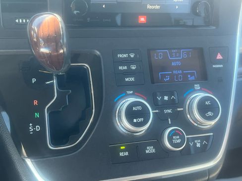 Certified 2017 Toyota Sienna Limited Premium image 29