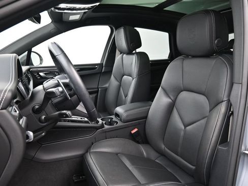 Certified 2025 Porsche Macan AWD/4WD image 5