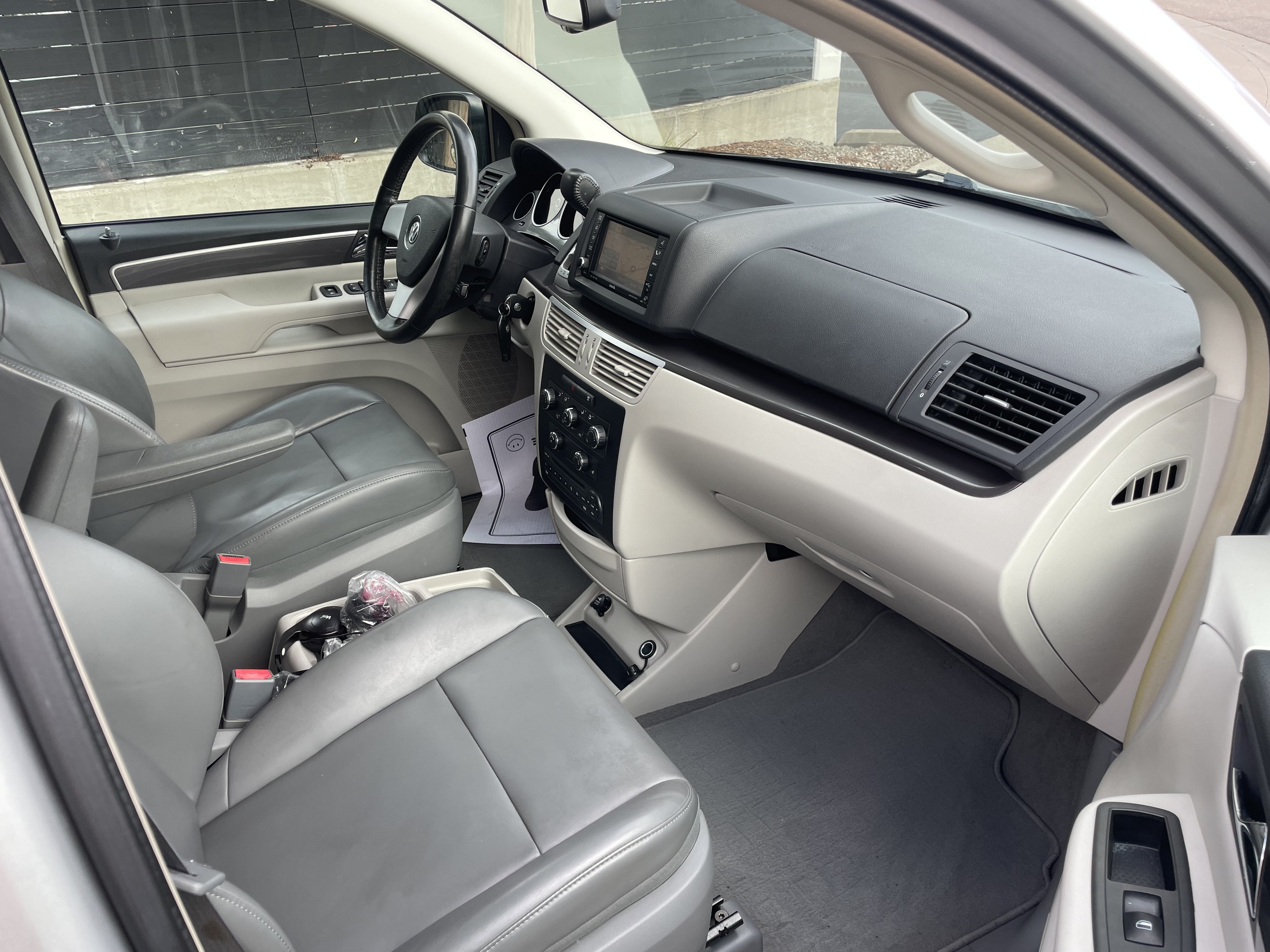 Used 2010 Volkswagen Routan SE FWD image 10