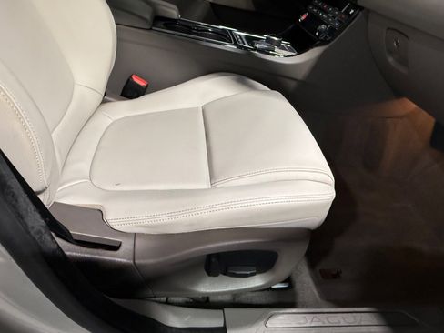 Used 2017 Jaguar XE Premium image 39