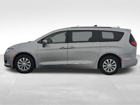 Used 2019 Chrysler Pacifica Touring-L image 10