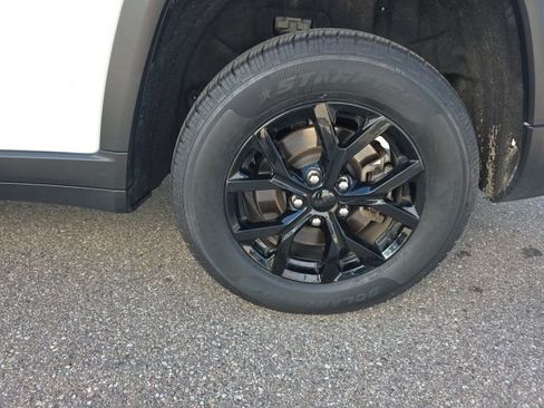 Certified 2024 Jeep Grand Cherokee L Laredo image 10