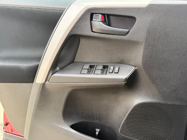 Used 2018 Toyota RAV4 LE FWD image 20