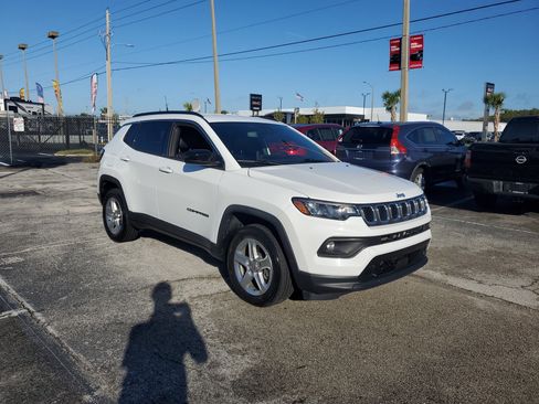 Used 2023 Jeep Compass Latitude image 3