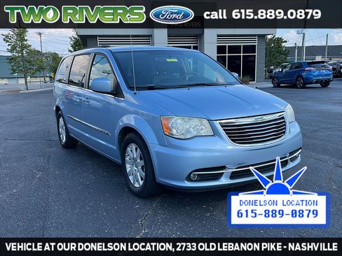 Used 2013 Chrysler Town & Country Touring FWD image 2