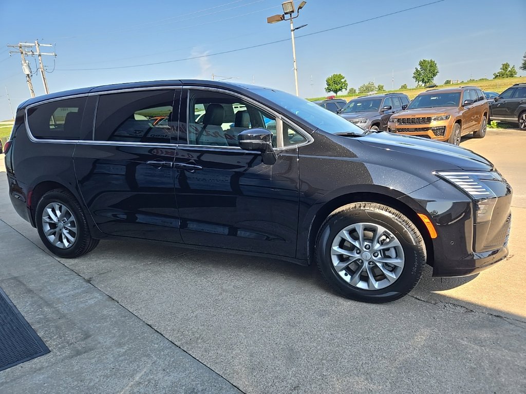 New 2027 Chrysler Pacifica Select w/ Family Tech Group AWD/4WD image 14