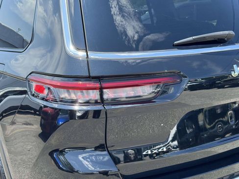 Used 2023 Jeep Grand Cherokee L Limited AWD/4WD image 9