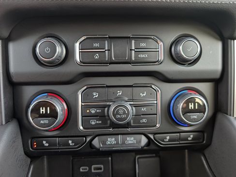 Used 2024 Chevrolet Suburban LT image 30