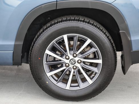 Used 2017 Toyota Highlander XLE image 11