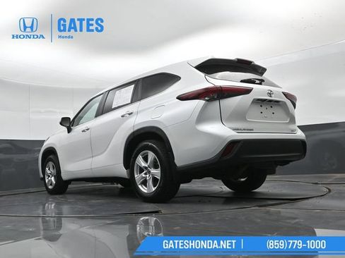 Used 2024 Toyota Highlander LE AWD/4WD image 46