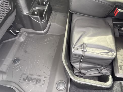 New 2025 Jeep Gladiator High Tide image 26