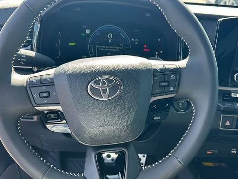 Used 2025 Toyota Camry SE w/ Convenience Package image 19