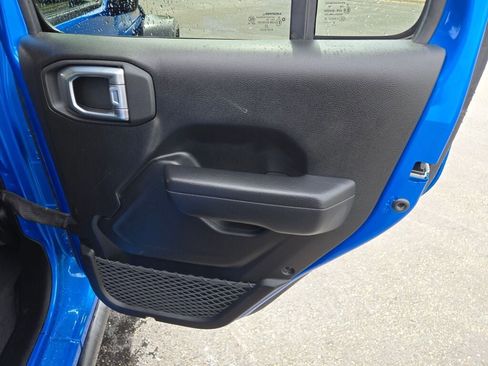 Used 2025 Jeep Wrangler Unlimited Rubicon AWD/4WD image 9