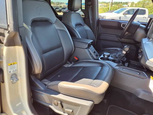 Used 2025 Ford Bronco Outer Banks AWD/4WD image 8