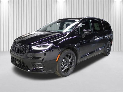 New 2026 Chrysler Pacifica Select w/ S Appearance Package image 7