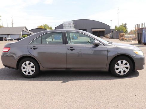 Used 2011 Toyota Camry LE FWD image 4