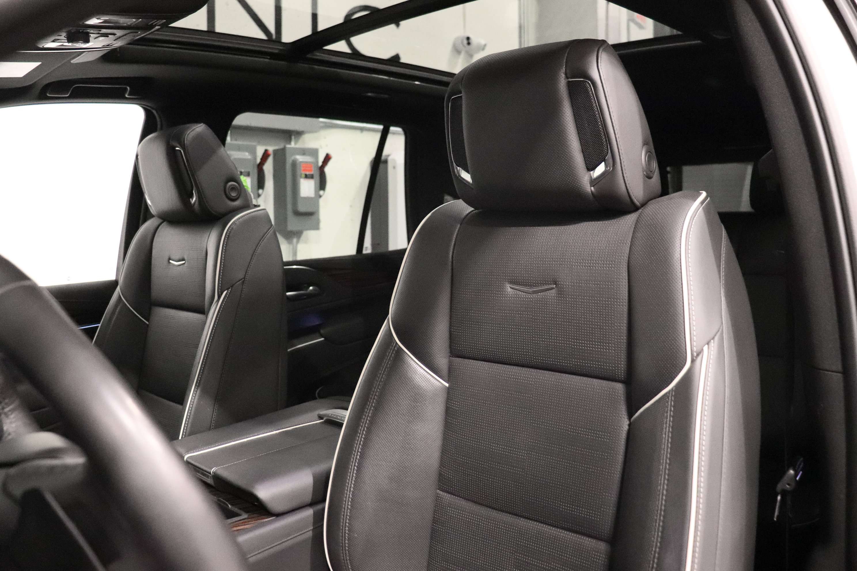 Used 2023 Cadillac Escalade Premium Luxury AWD/4WD image 13