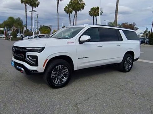 Used 2025 Chevrolet Suburban Z71 AWD/4WD image 4