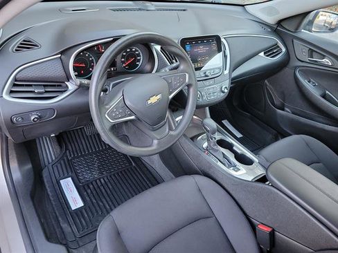 Used 2025 Chevrolet Malibu LT image 2