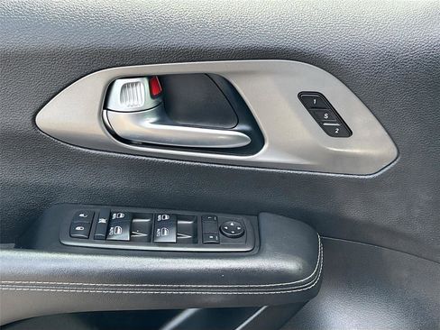 Used 2025 Chrysler Pacifica Select FWD image 17
